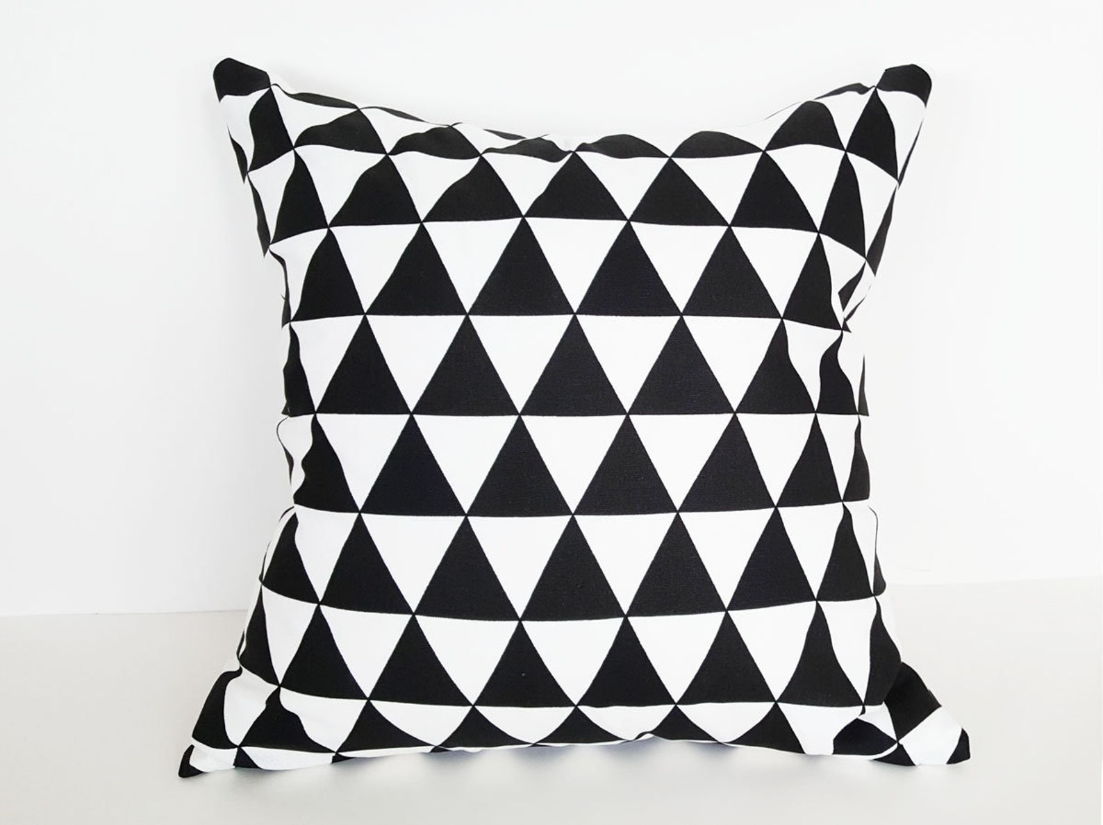 Dreiecke Kissen schwarz weiß Kissenbezüge moderne Grafik Etsy