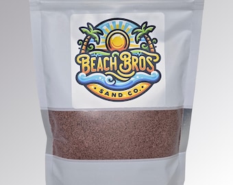 以下が含まれることがあります： 茶色の砂で満たされた白い再封可能な袋。袋には「Beach Bros Sand Co.」と書かれたロゴのラベルが付いており、漫画の太陽、ヤシの木、波が描かれています。