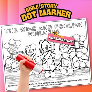 Puede incluir: Una hoja de actividades Bible Story Dot Marker con el título The Wise and Foolish Builders, ilustraciones en blanco y negro de figuras y casas, incluyendo círculos vacíos para marcadores y el texto Matthew 7:24.