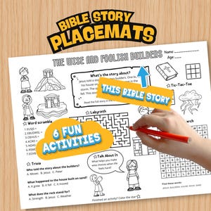 Op de afbeelding: Een Bijbelverhaal placemat met de tekst "The Wise and Foolish Builders" en "This Bible Story". De placemat bevat 6 leuke activiteiten, waaronder een woordzoeker, trivia en een doolhof. Een hand houdt een rode pen vast.