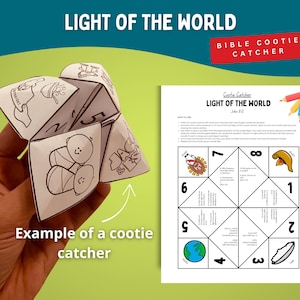 Op de afbeelding: Een witte papieren kootie catcher met zwarte lijntekeningen en de tekst "LIGHT OF THE WORLD" en "BIBLE COOTIE CATCHER". Een bedrukt vel met instructies en genummerde secties is ook zichtbaar.
