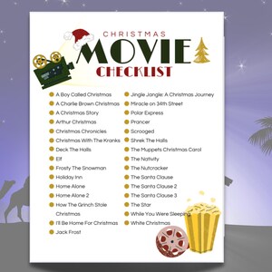 Könnte beinhalten: Eine Weihnachtsfilm-Checkliste mit festlichem Design. Die Liste enthält Titel wie "Elf" und "Home Alone". Das Wort "Weihnachten" steht in großen, fetten Buchstaben. Das Bild enthält eine Filmrolle, Popcorn und einen Weihnachtsmannhut.