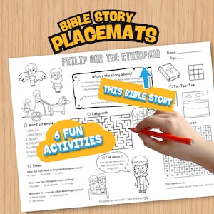 Può includere: Un sottobicchiere bianco con la storia biblica "Filippo e l'Etiope" e il testo "This Bible Story". Il sottobicchiere include 6 attività divertenti, un gioco di parole, quiz e un labirinto. Una mano sta disegnando sul sottobicchiere con una penna rossa.