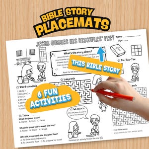 Może przedstawiać: Biała podkładka z tekstem "Bible Story Placemats" i "Jesus Washes His Disciples' Feet". Podkładka zawiera ilustracje i aktywności, w tym wyszukiwanie słów, ciekawostki i labirynt. Ręka trzyma czerwony długopis.