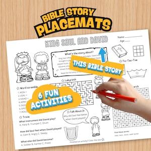 Puede incluir: Un mantel individual de historia bíblica con el título "Bible Story Placemats" y la historia del rey Saúl y David. El mantel individual incluye actividades como un juego de palabras, preguntas, un laberinto y un juego de tic-tac-toe. Una mano dibuja en el mantel individual con un bolígrafo rojo.