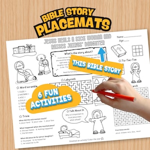 Op de afbeelding: Een zwart-wit placemat met bijbelverhaal met de tekst "Bible Story Placemats" en "Jesus Heals a Sick Woman and Raises Jairus' Daughter." Bevat een woordzoeker, trivia en een doolhof. Een hand tekent met een rode pen op het doolhof.