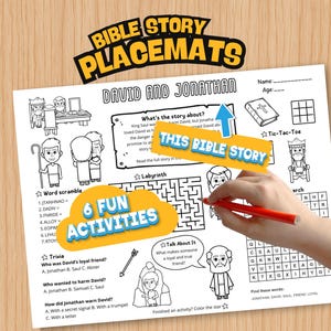 Puede incluir: Un mantel individual de historia bíblica en blanco y negro con el texto "Bible Story Placemats" y "David and Jonathan". El mantel individual presenta seis actividades divertidas, incluyendo un juego de palabras, preguntas y un laberinto. Una mano dibuja en el mantel individual con un bolígrafo rojo.