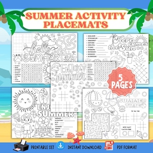 Op de afbeelding: Een set afdrukbare zomeractiviteiten placemats met verschillende ontwerpen, waaronder doolhoven, woordzoekers en kleurplaten. De placemats bevatten zomerse illustraties en tekst zoals "Hello Summer" en "Enjoy Summer". De set bevat 5 pagina's.