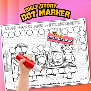 Puede incluir: Una hoja de actividades Bible Story Dot Marker con el texto King David and Mephibosheth, un dibujo lineal en blanco y negro de dos figuras en una mesa, círculos vacíos para marcadores y una pegatina rosa con la etiqueta This Bible Story.