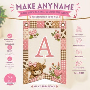 Pode incluir: Uma faixa personalizável com uma letra A central num fundo creme, rodeada por uma borda de patchwork com padrões rosa, castanhos e brancos. Inclui um desenho de uma vaca highland com um laço rosa, flores e corações.