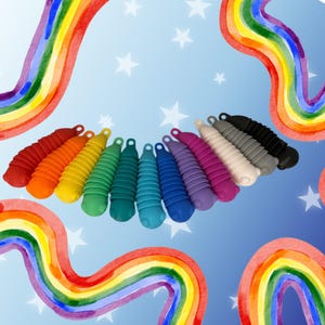 Puede incluir: Una colección de once tapones de botella de silicona acanalados de colores brillantes, que van del rojo al naranja, amarillo, verde, turquesa, azul, morado, rosa, blanco, gris y negro. Cada tapón tiene un pequeño lazo. El fondo presenta un arcoíris y estrellas de acuarela.