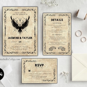 Puede incluir: Conjunto de invitaciones de boda con estética vintage. La invitación presenta un diseño de cuervo negro y bordes decorativos. Incluye una invitación, una tarjeta de detalles y una tarjeta RSVP. Para Jasmine & Tayler.