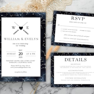 Puede incluir: Juego de invitaciones de boda con un diseño de cielo estrellado azul marino. La invitación presenta los nombres William & Evelyn, la fecha y hora de la boda. Incluye tarjetas RSVP y de detalles.