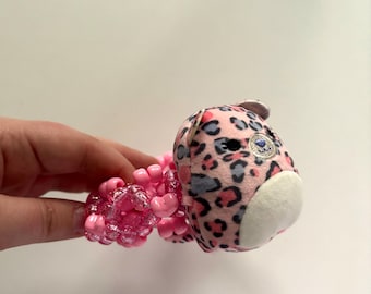 Brazalete Kandi de Squishmallow - Leopardo rosa