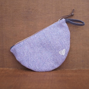 Bolsa grande em formato de lua de lã irlandesa - Bolsa Donegal Tweed com bordado em coração e prata violeta - Estojo de cosméticos de lã e jeans - Presente feito à mão