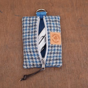 Bolsa EDC de tweed y mezclilla con diseño de pata de gallo de lana - Cartera organizadora de bolsillo azul grisáceo - Cuadro de club de armas - Regalo hecho a mano en Irlanda - Bolsa para herramientas