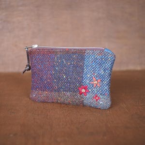 Cartera bordada de tweed con motas irlandesas - Monedero con flores bordadas - Organizador de bolsos de tweed de otoño intenso - Regalo de lana hecho a mano para ella