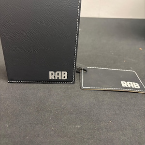 Funda de pasaporte negra, funda de pasaporte personalizada, fundas de pasaporte personalizadas, billetera de pasaporte, regalo para parejas, accesorios de viaje personalizados