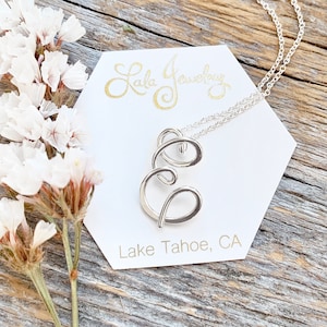Petit collier initial de calligraphie en argent sterling, mariage, partie de mariée, demoiselle d'honneur, cadeau de graduation