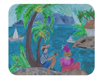 Pode incluir: Uma pintura colorida retrata uma cena tropical com um casal sentado numa rocha, palmeiras, veleiros e uma pequena casa. O homem usa um chapéu e segura flores, enquanto a mulher usa um vestido e um chapéu rosa. O fundo apresenta um mar azul e montanhas.