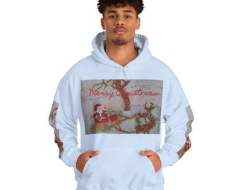 Könnte beinhalten: Hellblauer Kapuzenpullover mit einem weihnachtlichen Motiv. Die Grafik zeigt den Weihnachtsmann in einem von Rentieren gezogenen Schlitten mit dem Schriftzug "Merry Christmas" in Rot. Die Ärmel haben ebenfalls Weihnachtsgrafiken.