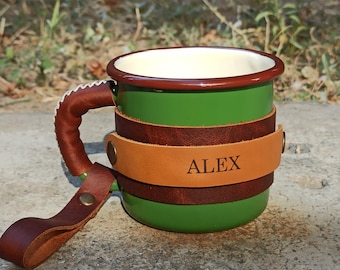 Gepersonaliseerde geëmailleerde campermok: handgemaakte leren omslag, 12 oz