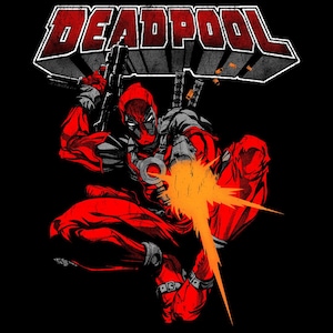 Puede incluir: Una ilustración gráfica del personaje Deadpool con un traje rojo y negro, disparando un arma con un destello naranja brillante. La palabra DEADPOOL está impresa en letras grandes, negritas y desgastadas de color rojo y blanco arriba.