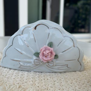 Porte-serviettes de table/porte-cartes postales vintage en céramique blanc et rose appliqué