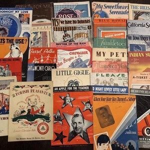 Puede incluir: Una colección de partituras musicales vintage con una variedad de títulos, incluyendo "Goodnight My Love", "Rose", "Yes! We Have No Bananas", "Rhythm of the Rain", "Little Gigue", "My Sweetheart Serenade", "Blue Hawaii", "Twinkletoes", "California Sunshine", "My Pet", "Indian Summer", "A-Tisket A-Tasket", "An Apple for the Teacher", "When Your Hair Has Turned to Silver", y "Sitting Pretty".
