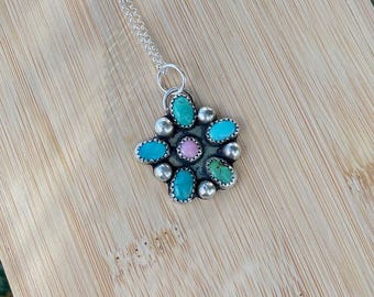 Collar Kingman de turquesa y flor de caracola rosa / Colgante de plata de ley / Joyería bohemia hecha a mano / Cadena de 40 cm