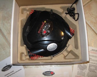 Robot limpiador automático de parrillas Grillbot nuevo con cepillos de nailon de color rojo. Incluye cargador y estuche rígido.