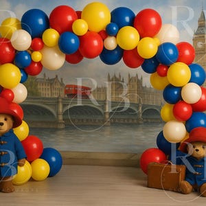 Cyfrowe tło łuku balonowego inspirowanego Paddingtonem, kompozytowe tło, impreza, urodziny, rozbijanie tortu, fotografia, sesja zdjęciowa z misiem