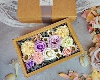 Caixa de presente com flores de sabonete artificiais, arranjo de rosas, hortênsias e margaridas.