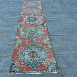 Alfombra vintage, alfombra turca de 2,6 x 11,9 pies, alfombra de lana con lunares rojos y azules.