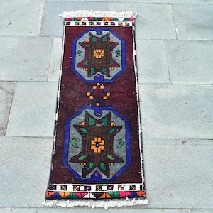 Vintage Turkse deurmat, 1 x 3 ft, kastanjebruin met blauwe geometrische patronen, handgeweven loper, accenttapijt, boho woondecoratie