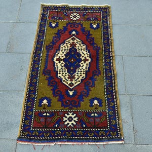 Vintage Turkse deurmat, handgeweven vloerkleed van 2 x 4 ft, rijke rode en blauwe patronen, uniek geometrisch ontwerp, authentiek huisdecor