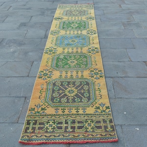 Alfombra de pasillo vintage de 2,5 x 10,6 pies, alfombra turca, alfombra de lana con borde amarillo y verde.