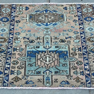 Vintage Turkse deurmat, geometrisch ontwerp, blauw en beige, 3 x 2 ft, handgeweven tapijt, uniek huisdecor, traditioneel patroon