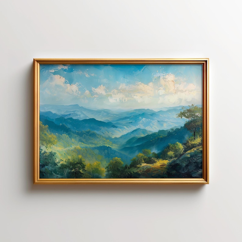 Puede incluir: Pintura de paisaje enmarcada que representa una cordillera bajo un cielo azul con nubes blancas. La obra de arte utiliza tonos azules y verdes, con un marco dorado.
