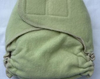 Loveybums Medium LIO Windelüberzug aus Bio-Wolle in Hellgrün (passend für Babys von 4-10 kg)