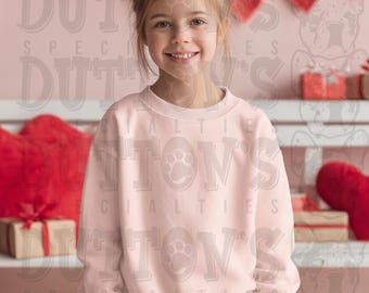 デジタルデザイン用バレンタインデー用女の子用スウェットシャツモックアップ ピンクの子供用スウェットシャツ フラットレイ かわいいハート型デコレーション背景モックアップ