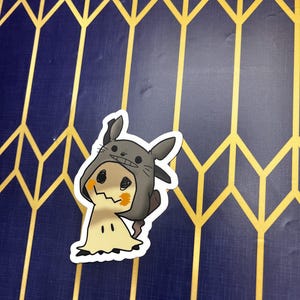 Pegatina de Mimikyu con sombrero de Totoro