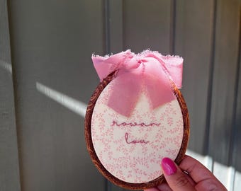 Handbroderad namnring: Mauve rankor, barnrumsdekor, babymeddelande