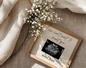 Puede incluir: Un marco de madera con fondo blanco y el texto "We can't wait to meet you" y "APRIL 2025". Una imagen de ultrasonido está en el centro del marco.