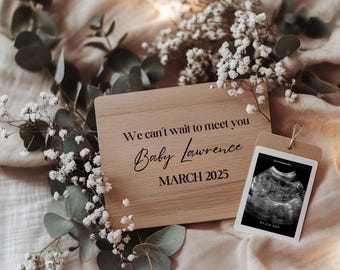 Könnte beinhalten: Ein Holzschild mit dem Text "We can't wait to meet you Baby Lawrence March 2025" und einem Schwarzweiß-Ultraschallbild.