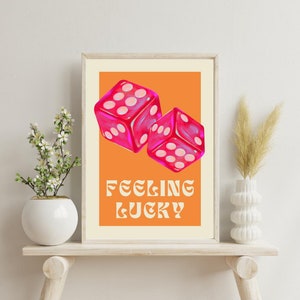 Arte de pared digital imprimible con frase "Feeling Lucky" / Arte de pared minimalista con cita ecléctica en rosa y naranja / Póster imprimible para la decoración del hogar de la sala de estar