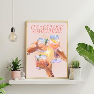 Puede incluir: Una impresión artística enmarcada con el texto "IT'S 5 O'CLOCK SOMEWHERE" en rosa. La obra de arte representa tres manos sosteniendo cócteles, sobre un fondo rosa claro. Las bebidas están en vasos con hielo y adornos.