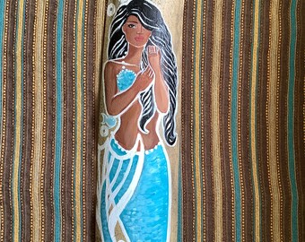 Arte de sirenas caribeñas pintadas a mano, decoración costera de madera a la deriva.