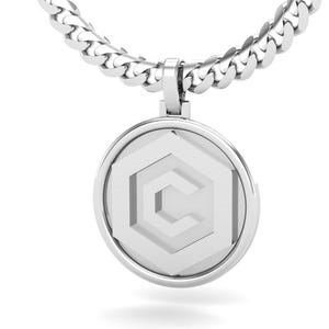 Puede incluir: Un collar de cadena de plata con un colgante redondo que presenta un diseño geométrico de la letra C.