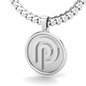 Op de afbeelding: Een zilveren ketting met een ronde hanger met een gestileerd letter "P"-ontwerp.